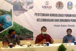 Dialog dalam rangka konsolidasi penguatan forum kelembagaan KEE Ujungpangkah, Gresik (foto: Petrus Riski/VOA).