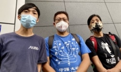 香港民间团体天水连线成员林进(左起)、守护大屿联盟成员谢世杰与社民连陈宝莹6月25日向警方申请举办7-1游行 (美国之音汤惠芸)