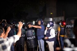 Polisi menghadapi aksi unjuk protes kematian penulis Mushtaq Ahmed, di Dhaka, Bangladesh, Jumat, 26 Februari 2021.