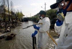 Tentara Pasukan Bela Diri Jepang menyemprot suatu daerah untuk mencegah malaria di Banda Aceh, 3 Februari 2005. (Foto: REUTERS/Dadang Tri dw/JJ)