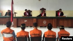 Lima dari 14 tersangka pemerkosaan beramai-ramai dan pembunuhan YY di Bengkulu, 2016. (Foto: Dok)