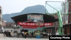 中国计生部门近年开始清理含有暴力恐吓意味的标语口号。图为一幅曾悬挂在广西省桂平市双罗农贸市场的计生标语。（网络图片）