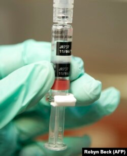 Seorang perawat mengisi jarum suntik dengan vaksin hepatitis di klinik imunisasi gratis untuk siswa. (Foto: AFP/Robyn Beck)