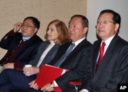 台湾驻美代表处官员与葛来仪观看总统开票选情，左起台湾驻美副代表李澄然，台湾驻美副代表张大同，葛来仪，台湾驻美代表处新闻组组长王亿