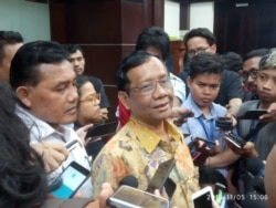 Menko Polhukam Mahfud MD saat tanya jawab dengan wartawan di Jakarta, Selasa, 5 November 2019. (Foto: VOA/Sasmito)