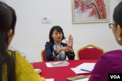 ការ​បកប្រែ​ភាសា​កាយវិការដល់​ជន​ពិការ​គថ្លង់​ នៅក្នុង​សិក្ខាសាលា​ស្តី​ពីគោលការណ៍​ណែនាំ​ សម្រាប់​ស្វែងរក​មតិគាំទ្រ​ ដើម្បី​សិទ្ធិ​ជនពិការ​ ក្នុងរាជធានី​ភ្នំពេញ​ កាល​ពី​ថ្ងៃទី២២ ខែឧសភា​ ឆ្នាំ២០១៧។ (ហ៊ាន សុជាតា/VOA)