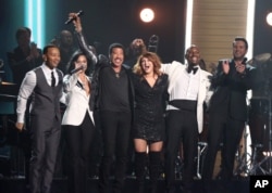John Legend, dari kiri, Demi Lovato, Lionel Richie, Meghan Trainor, Tyrese, dan Luke Bryan membawakan tribute untuk penerima MusiCares Person of the Year, Lionel Richie pada acara penyerahan penghargaan Grammy ke-58, 15 Februari 2016, di Los Angeles.