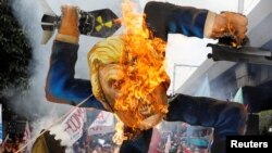菲律宾示威者焚烧川普像。（2017年11月13日）