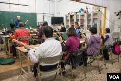 台湾唸歌团团长叶文生用自创的新方法收徒授课。（美国之音记者方正拍摄）