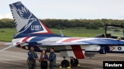 Presiden Taiwan Tsai Ing-Wen menerima model AIDC T-5 Brave Eagle, jet latih canggih pertama buatan Taiwan, dari para pilot di Taichung, Taiwan, 22 Juni 2020. (Foto: REUTERS/Ann Wang)