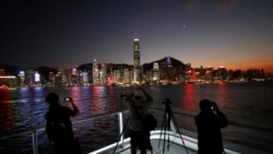 摄影师们正在拍摄香港岛金融区的落日时分景色。（2019年11月29日）