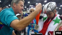 斯玛卡试戴奥运银牌（美国之音国符拍摄）