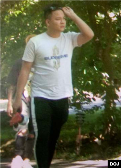 资料照片：起诉书附上的监控照片显示郑从英(译音)在“猎狐”对象“男甲”住宅附近活动。