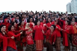 Seluruh anggota DPR dari fraksi PDI-Perjuangan berpose bersama seusai pelantikan Selasa (1/10), menunjuk ke arah Puan Maharani sebagai Ketua DPR. (Courtesy: PDI-P)