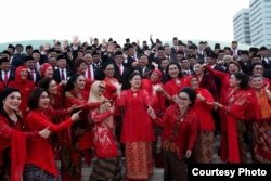 Seluruh anggota DPR dari fraksi PDI-Perjuangan berpose bersama seusai pelantikan Selasa (1/10), menunjuk ke arah Puan Maharani sebagai Ketua DPR. (Courtesy: PDI-P)