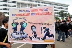 Para pengunjuk rasa menampilkan spanduk yang memperlihatkan Sjamsul Nursalim (kiri) dan Anthony Salim (kanan) - dua orang terkaya di Indonesia yang dituduh menggelapkan jutaan dolar melalui BLBI selama krisis Asia pada 1998, Jakarta, 22 Juli 2008. (Foto: