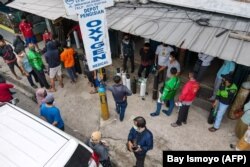 Masyarakat mengantre di toko pengisian oksigen di Jakarta pada 30 Juni 2021, saat infeksi COVID-19 melonjak mencapai rekor tertinggi di Indonesia. (Foto: AFP/Bay Ismoyo)