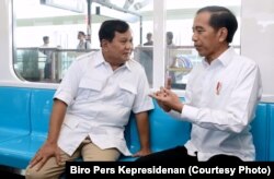 Jokowi dan Prabowo bertemu di atas kereta Moda Raya Terpadu (MRT) dari stasiun Lebak Bulus dan diakhiri di stasiun Senayan Jakarta.