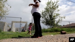 ARHIVA: Ilegalna imigrantkinja sa djetetom u Teksasu (Foto: AP/Eric Gay)