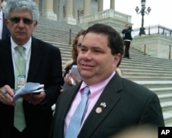 新议员法伦特荷德接受记者采访