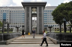 Pintu masuk ke kantor pusat Bank Indonesia di Jakarta, 14 Januari 2016. (REUTERS/Garry Lotulung)
