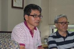 资料照：中国民主转型研究所所长王天成（左）