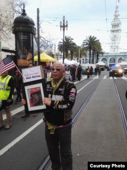 北美崔哥告诉美国之音，旧金山集会游行时他举梁彼得案中死亡黑人青年格雷的像，他说：“中国有句话，人死为大。”