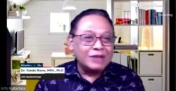 Ahli epidemiologi, Pandu Riono dalam sebuah webinar, dalam tangkapan layar. (Foto: VOA/Petrus Riski)