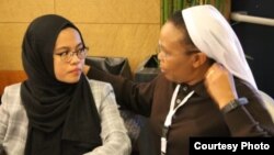 Tak jarang Dewi kuliah bersama para pastur dan suster dari berbagai belahan dunia.