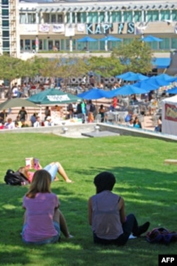 美国大学生在校园享受夏季