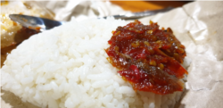 Nasi kucing, kemasan nasi mungil berikut sambal teri atau tempe seharga seribu rupiah. (Foto: VOA/Nurhadi)