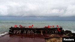 Puing-puing panggung terbuka di mana grup band "Seventeen" sempat tampil di kawasan wisata Tanjung Lesung, provinsi Banten pasca bencana tsunami (24/12).