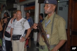 一名肯尼亚警官站立在机场安检口（资料照片）