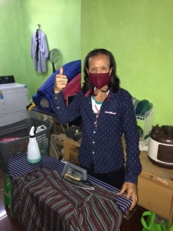 Seorang transpuan mencuci dan menyetrika pakaian di FKWI Laundry di Depok. (foto: courtesy)