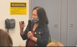 អ្នកស្រី ម៉ាលី រស់នៅរដ្ឋ Maryland សួរ​សំណួរក្នុង​វេទិកា​សាធារណ: នៅ​ក្នុង​បណ្ណាល័យ​ Tyson Pimmit Regional Library នៅក្នុង​ទីក្រុង​ Falls Church រដ្ឋ Virginia កាល​ពីថ្ងៃ​ទី២៣ ខែកញ្ញា ឆ្នាំ ២០២១។ (សឿន វឌ្ឍនា/វីអូអេ)