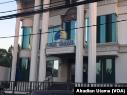 Kantor First Travel di Jl.Radar Auri Depok, tampak sepi setelah polisi menetapkan pemilik First Travel Andhika Surachman dan Anniesa Hasibuan sebagai tersangka penggelapan dana jemaah umrah. (Foto: VOA/Ahadian Utama)