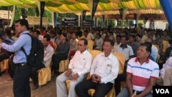 ប្រជាពលរដ្ឋ​ដែល​មាន​សិទ្ធិ​បោះឆ្នោត បាន​ចោទ​សួរ​បេក្ខជន​មក​ពី​គណបក្ស​នយោបាយ​បួន​ធំៗ នៅក្នុង​កិច្ច​ពិភាក្សា​តស៊ូ​មតិ​មួយ នៅឃុំវត្តតាមិម ខេត្ត​បាត់ដំបង កាលពីថ្ងៃទី២២ ខែឧសភា ឆ្នាំ២០១៧។ (សុខ ខេមរា/VOA)