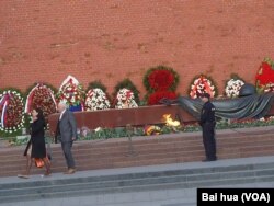 克里姆林宫墙外的无名烈士墓 (美国之音白桦拍摄)