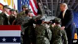 特朗普总统在停靠在横须贺的“黄蜂号”军舰上举行的阵亡将士纪念日活动中问候美军。(2019年5月28日)