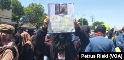 Mahasiswa Untag Surabaya menuntut penindakan hukum pelaku pembakaran hutan (Foto:VOA/Petrus Riski-VOA).