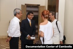 លោក ឆាំង យុ នាយក​មជ្ឈមណ្ឌល​ឯកសារ​កម្ពុជា (ឆ្វេង) លោក​រដ្ឋមន្រ្តី​ក្រសួង​អប់រំ ហង់ ជួនណារ៉ុន (ពីឆ្វេងទី២) និង​វិចិត្រករ Sera Ing (ស្តាំ) និង Juliane (ពីស្តាំទី២) នៅ​ឯ​វិទ្យាស្ថាន​ជាតិ​សម្រាប់​ការអប់រំ ពិភាក្សា​គ្នា​អំពី​ការបង្កើត​វិទ្យាស្ថាន​ស្លឹករឹត​នៃ​មជ្ឈមណ្ឌល​ឯកសារ​កម្ពុជា។ (រូបថត៖ អ៊ុច មករា នៃ​មជ្ឈមណ្ឌល​ឯកសារ​កម្ពុជា)