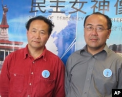 民主女神像基金会陈维明( 左)和郑存柱