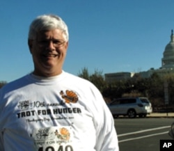 这位民众的衣服上写着“为饥饿而竞走”