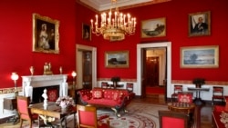 Za vreme boravka predsednika Trampa i prve dame Melanije "osvežena" je boja tapeta u Crvenoj sobi Bele kuće u Vašingtonu, koja je izbledela od sunčeve svetlosti.