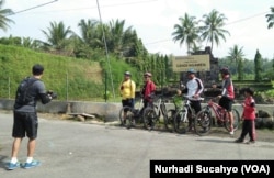 Sejumlah pesepeda berfoto di depan Candi Ngawen yang menjadi daya tarik desa ini.