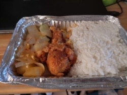 ម្ហូប​ផ្តល់​ឲ្យ​ដល់​និស្សិត​នៅ​សាកលវិទ្យាល័យ​វូហាន ​កាល​ពី​ថ្ងៃ​ទី​៣០ ខែ​មករា ឆ្នាំ ២០២០ ក្នុង​អំឡុង​ពេលទី​ក្រុង​វូហានត្រូវ​បាន​រដ្ឋាភិបាល​ចិន​បិទ​មិន​ឲ្យ​ចេញ​ចូល​ដើម្បី​ទប់ទល់​នឹង​ការរាលដាល​នៃ​មេរោគ​កូរ៉ូណាវីរុស​ថ្មី។ (រូបថត​ផ្តល់​ឲ្យ)