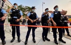 社民连十一游行终点湾仔金紫荆广场对开，大批评全副武装的警员戒备，并且拉起封锁线封路 (美国之音/汤惠芸)