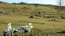 Seorang pelayat berhenti di sebuah kuburan baru di pemakaman terbesar di Rose Hill Memorial Park, Los Angeles, California. (Foto: dok).