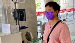 香港民主派初选47人案其中一名获准保释的被告、民主党前立法会议员黄碧云9月23日到西九龙裁判法院应讯 (美国之音/汤惠芸)