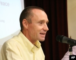 香港大学社会科学学院院长何立仁